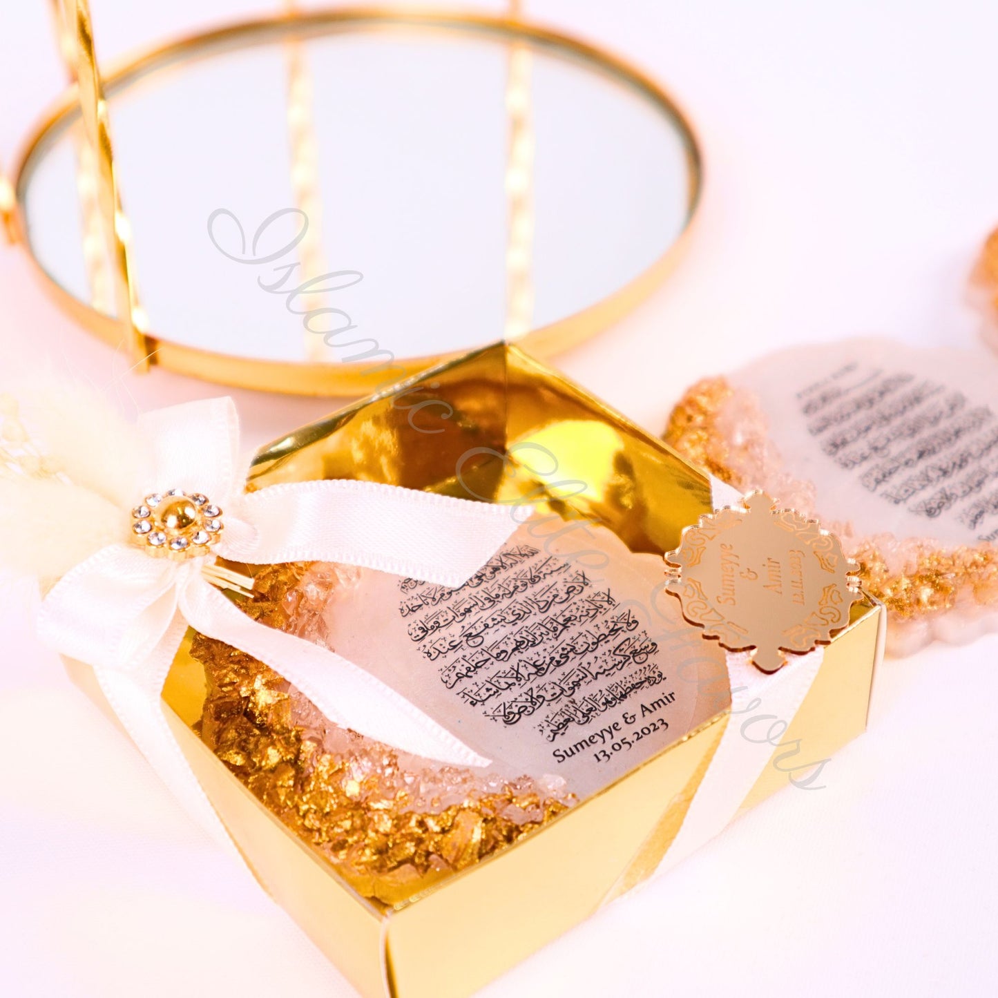 Personalized Wedding Favor Epoxy Ayatul Kursi Magnet in Gold Gift Box - Islamic Elite Favors is a handmade gift shop offering a wide variety of unique and personalized gifts for all occasions. Whether you're looking for the perfect Ramadan, Eid, Hajj, wedding gift or something special for a birthday, baby shower or anniversary, we have something for everyone. High quality, made with love.